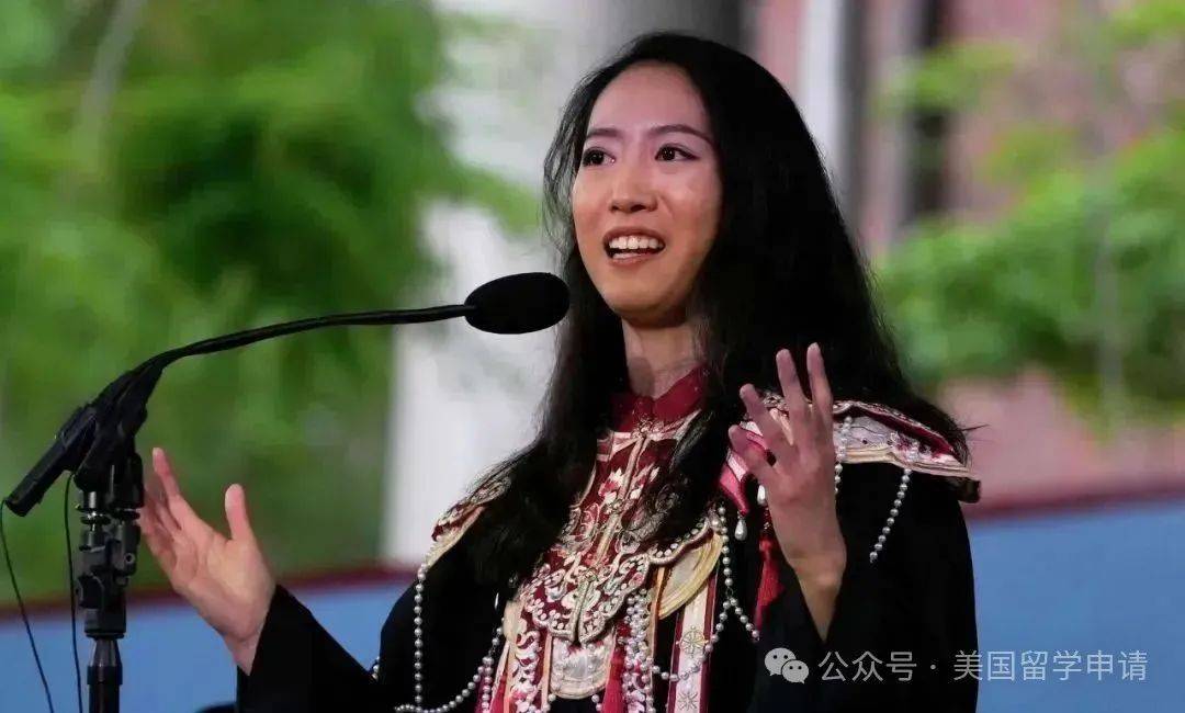 讲的中国女生蒋雨融来自青岛英高毕业本科就读于杜克爱游戏app入口震撼全场！史上首位在哈佛毕业演(图3)