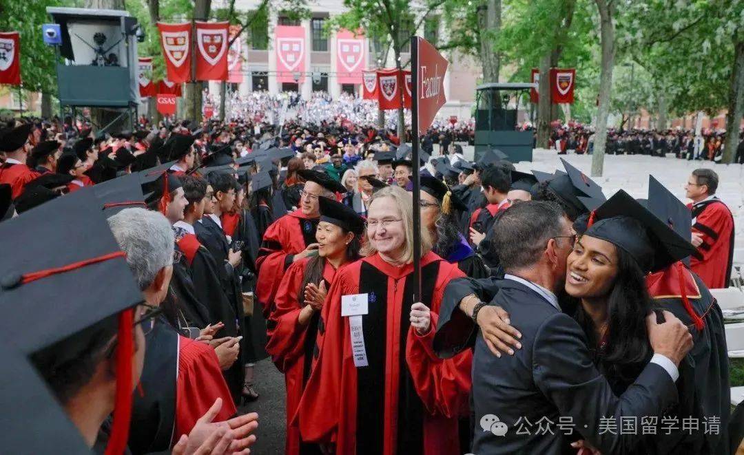 讲的中国女生蒋雨融来自青岛英高毕业本科就读于杜克爱游戏app入口震撼全场！史上首位在哈佛毕业演(图5)