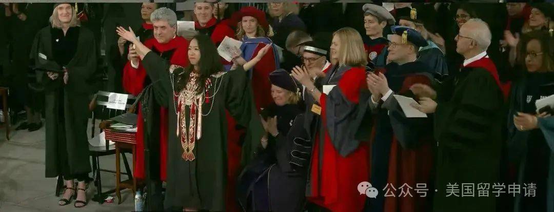讲的中国女生蒋雨融来自青岛英高毕业本科就读于杜克爱游戏app入口震撼全场！史上首位在哈佛毕业演(图6)