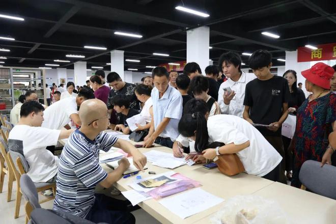 ！六安技师学院迎来2025级新生报到爱游戏(ayx)中国网站你好 萌新(图3)