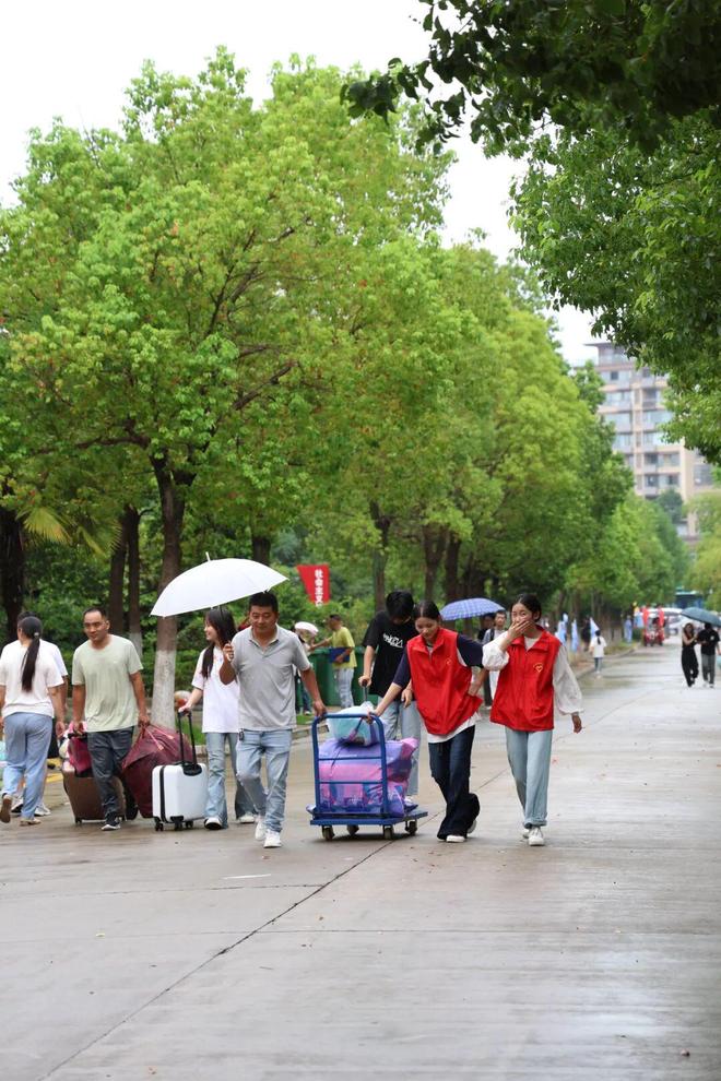 ！六安技师学院迎来2025级新生报到爱游戏(ayx)中国网站你好 萌新(图2)