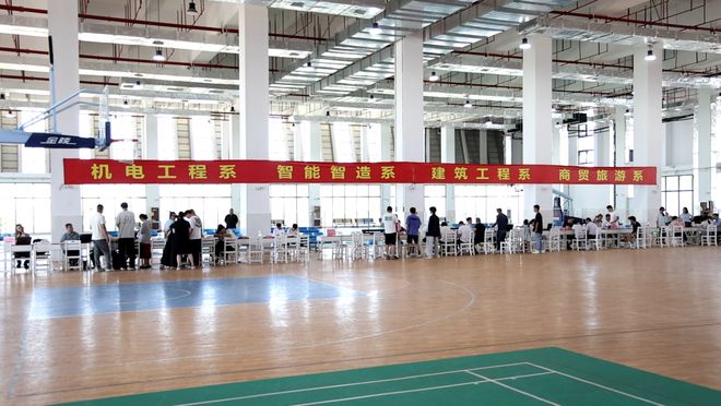 ！六安技师学院迎来2025级新生报到爱游戏(ayx)中国网站你好 萌新(图6)